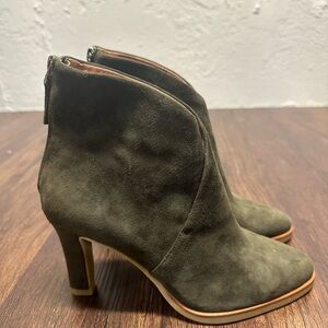 NWOT Lola Cruz women’s size 36 green suede booties